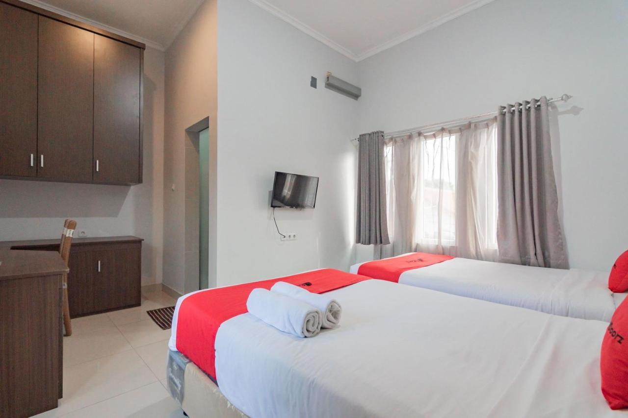 RedDoorz Plus Syariah @ Tuparev Cirebon 3 Bagian luar foto
